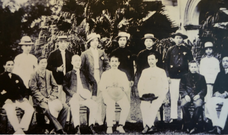 1906年 孙中山与新加坡同盟会成员合影